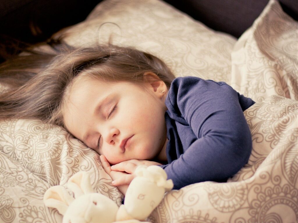 Baby schläft friedlich Was Baby nachts zum Schlafen anziehen