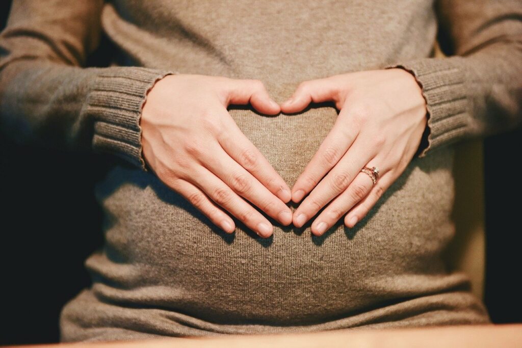 Frau schwanger Bauch Das zweite Trimester der Schwangerschaft Was beachten