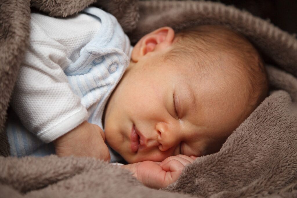 Baby schläft gemütlich Welches Babybett nach Beistellbett