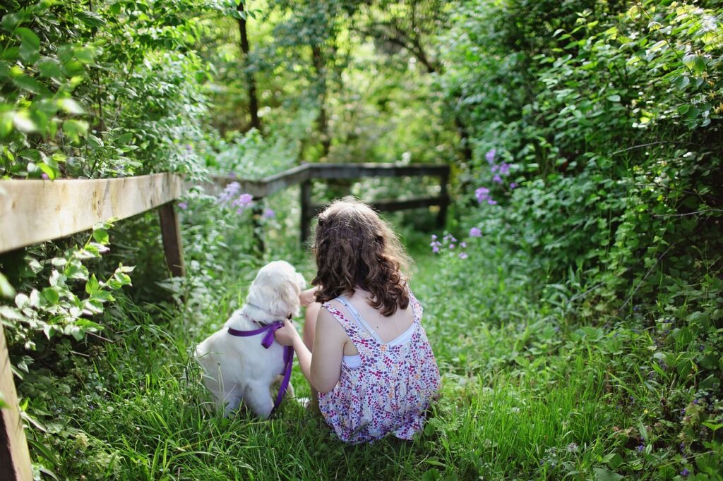 Mädchen und Hund im Garten Kind will im Garten spielen Sicherheitstipps