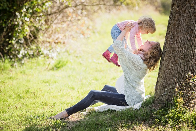 Mutter und Tochter im Park Sonne Bewegung frische Luft
