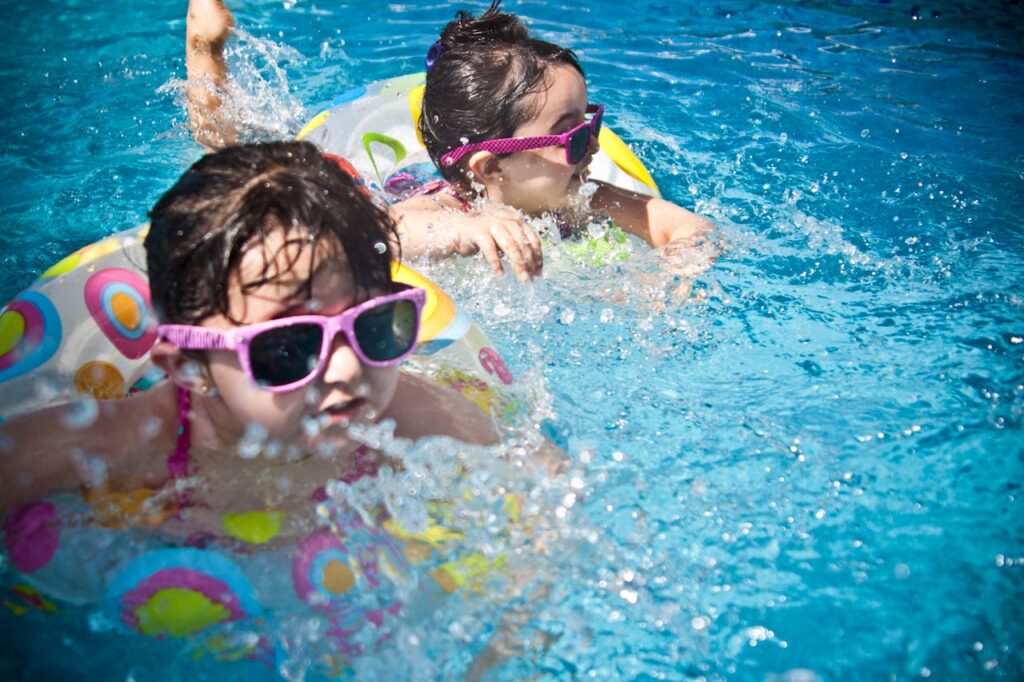 Kinder schwimmen im Pool Poolvergnügen So planscht der Nachwuchs sicher