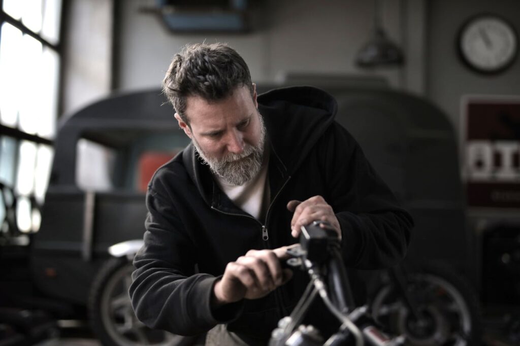 Mann Schrauber Reparatur Werkzeug Fahrrad kaputt Selbst reparieren oder zur Werkstatt