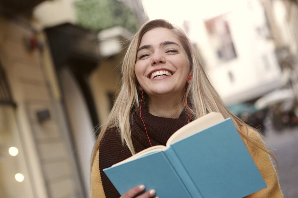 junge Studentin Buch glücklich Ihr Wegweiser zum studentischen Wohnen in Münster Ein umfassender Ratgeber