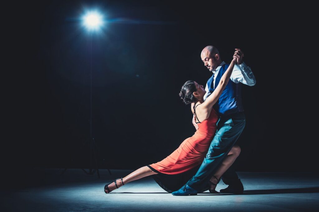 Mann und Frau tanzen abends Beim Tanzen einen attraktiven Mann kennengelernt