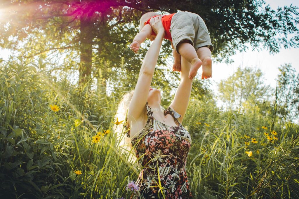 Frau Kind Sonne Natur Einen Mutter Blog starten Lohnt sich das