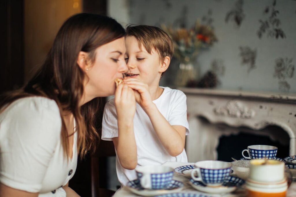 Mutter und Sohn beim gemeinsamen Essen Ausgewogene Ernährung im stressigen Familienalltag gestalten