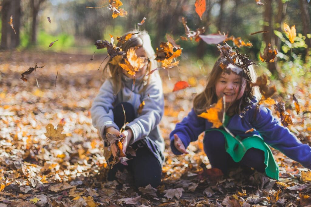 Kinder spielen im Herbst Blätter Wer prägte den Begriff „gefühlsstarke Kinder“