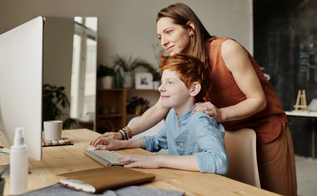 Mutter und Sohn am Bildschirm Kinder sicher im Internet begleiten