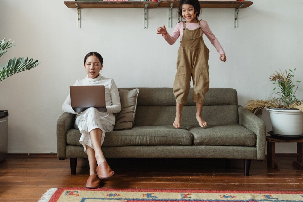 Mutter und Tochter spielen Was macht ein Haus kindersicher